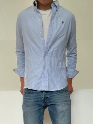 Ljusblå Ralph Lauren skjorta - Ljusblå Ralph Lauren skjorta strl M men sitter som en S. Bra skick och hör gärna av er vid frågor elr funderingar!!