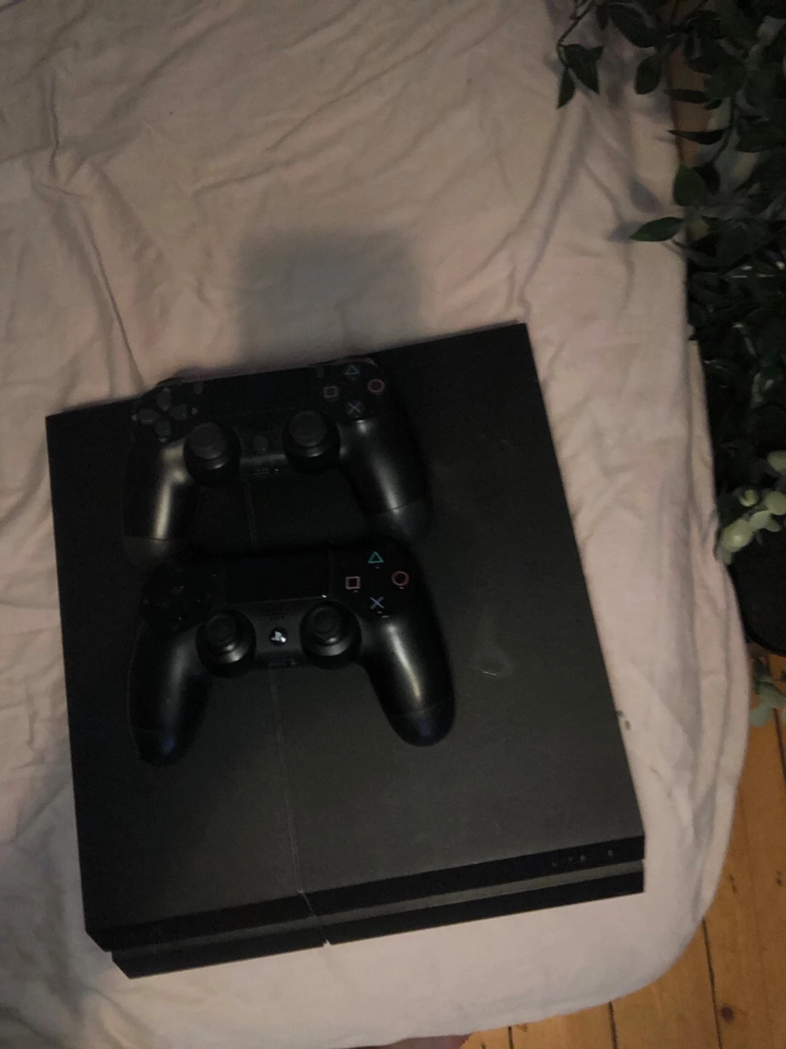 PlayStation 4 med två handkontroller - 1