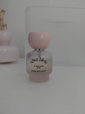 After Blow Rose bouquet  - Top note: Pear, Raspberry, Citrus Middle note: Rose, Jasmine, Orange blossom Base note: Musk, Sandalwood, Vanilla