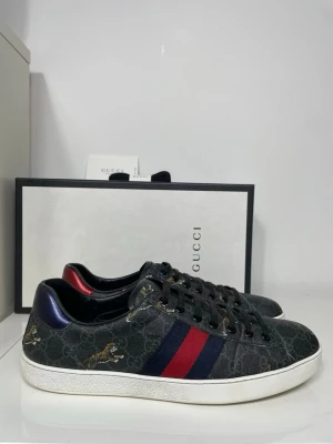 Gucci Ace Skor  - Säljer nu dessa Gucci Ace Skor i uk 10 som motsvarar 44, skriv för fler bilder/frågor🙌🏼
