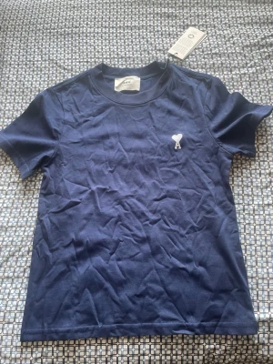 Mörkblå Ami T-Shirt - En fin t-shirt från Ami perfekt nu i för sommaren.