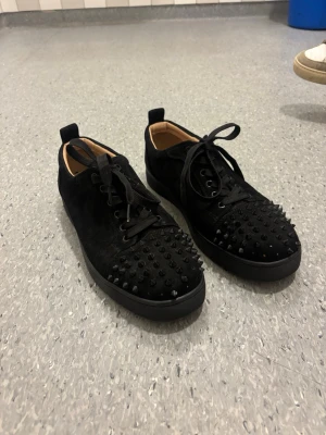 Christian Louboutin, 41 - Köpta i Italien för 8000kr, men vet ej om det är äkta. Några spikar har lossnat men inget annat täcken på slitagw
