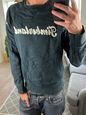 Timerland tröja  - Trendig och snygg. Mått: A:50 B:42 C:45 D:65 (cm) Skriv vid fundering 😇🙌
