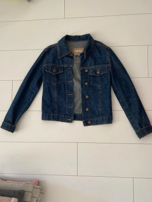 Mörkblå jeansjacka  - Mörkblå jeansjacka, knappt använd.