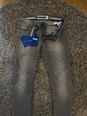 Jacob Cohen jeans - Säljer ett par helt nya Jacob Cohen jeans! Storlek w30 så passar dig mellan 175-185! Tveka inte att skriva vid fundering eller fler bilder😁pris kan diskuteras 