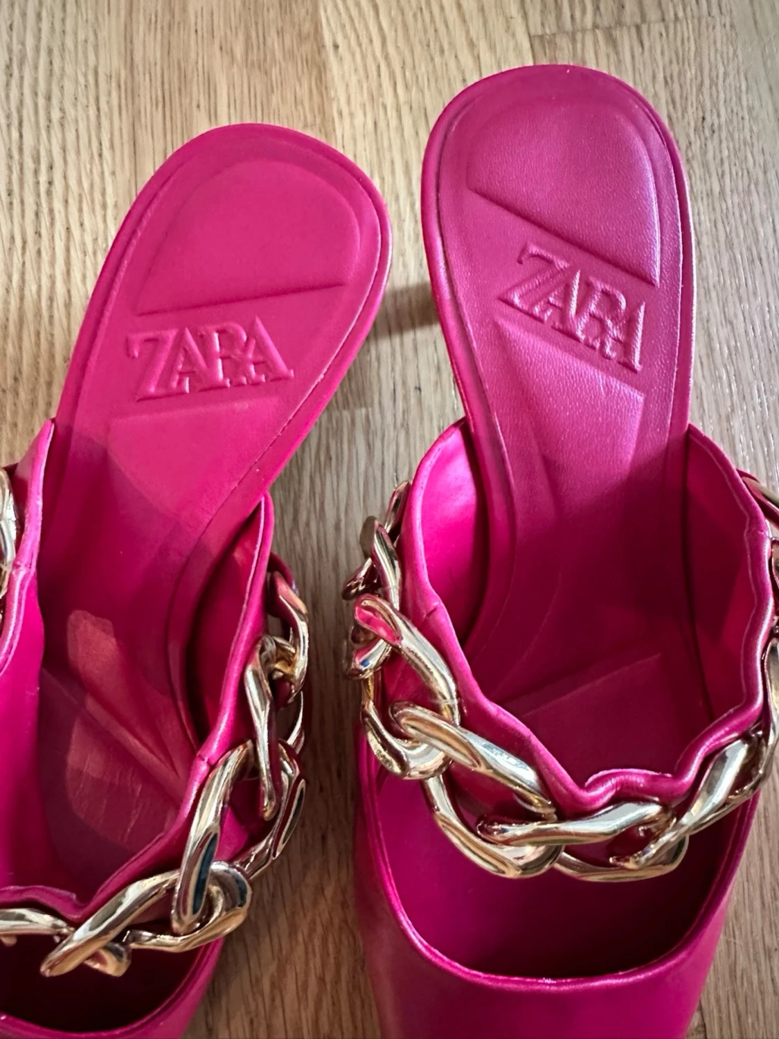 Rosa pumps med kedjedetalj från Zara - 3