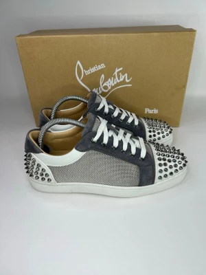 Christian Louboutin junior spikes sneakers  - Storlek 40,5 väldigt bra skick saknas 1 spik allt og