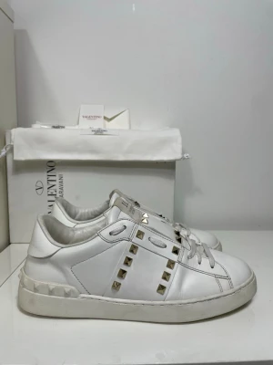 Valentino Rockstud Skor  - Säljer nu dessa Valentino Rockstud Skor med ett nypris på 7 700 kr!, skriv för fler bilder/frågor🙌🏼 
