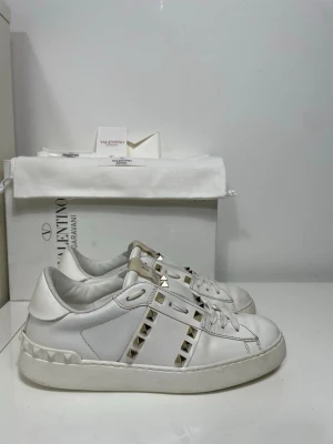 Valentino Rockstud Skor  - Säljer nu dessa Valentino Rockstud Skor med ett nypris på 7 700 kr!, skriv för fler bilder/frågor🙌🏼 