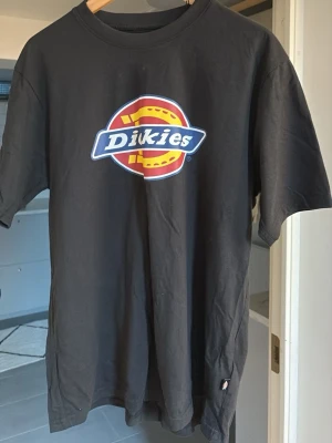 Svart Dickies t-shirt med logga - Inte använd eller tvättad en ända gång, legat i garderoben i ett år nu så tänkte att det var dags för den att lämna.