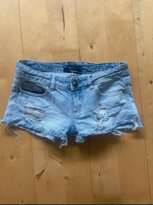 Ljusblå  jeansshorts - Jättesnygga lågmidjade jeans shorts från Tally weijl. Midjemått 38 cm rakt över. Pris kan diskuteras 💞