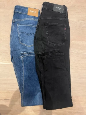 2 par Replay Jeans - Säljer nu två par riktigt feta replay jeans, modellerna är Marty & New Luz , jeansen har  riktig snygga tvättningar, storleken på jeansen är W29 & L32, vid fler frågor kring mer bilder eller liknande är det bara att höra av sig / AC Fashion 🤝