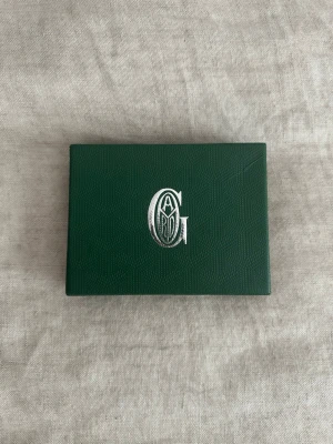 GYD cardholder - Snyggt svart kortfodral med det klassiska vita mönstret och flera kortfack. Kommer i original grön ask med gult skydd.                               Kontakta mig om du har frågor eller är sugen på att köpa! Priset är inte helt skrivet i sten!😃