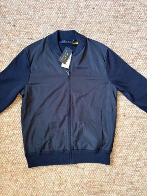 Ny Ralph Lauren Cardigan  - Säljer denna riktigt helt nya och riktigt feta Ralph Lauren Cardiganen som passar perfekt nu inför sommaren👌. Den är helt ny med tags och oanvänd🌟. Självklart äkta, qr koden funkar och leder till Ralph laurens hemsida🙌.Digitalt Kvitto finns även. Nypriset ligger på 3000kr🤝. Storlek S.  Hör gärna av er vid frågor eller funderingar👍