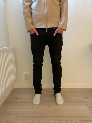 Replay Anbass hyperflex svarta.  - Säljer dom här replay jeansen. Riktigt schyssta. Använda få tall gånger. Har ni frågor så är det bara ō skriva. 28-32. 