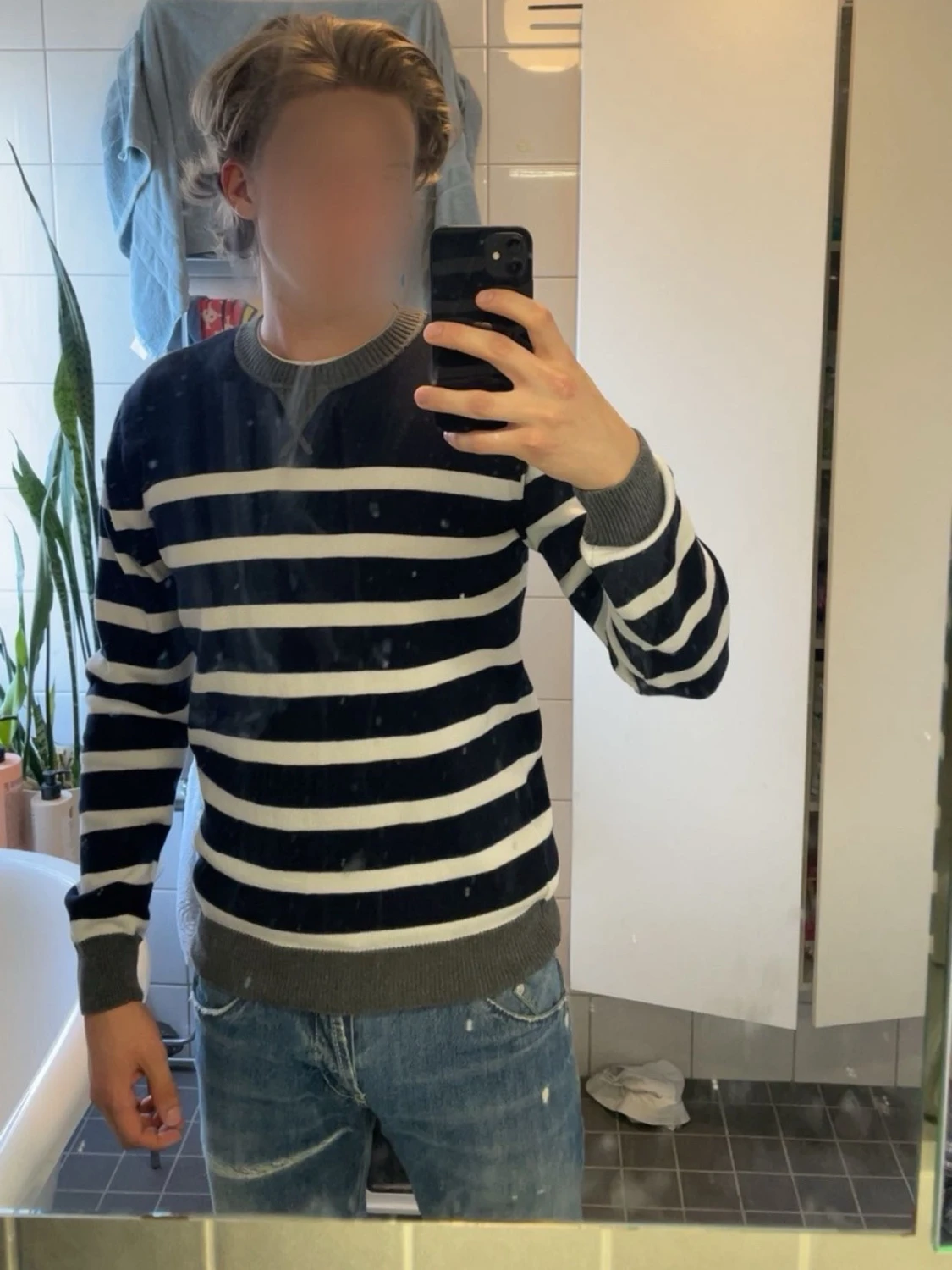 Randig stickad tröja i marinblått och vitt
