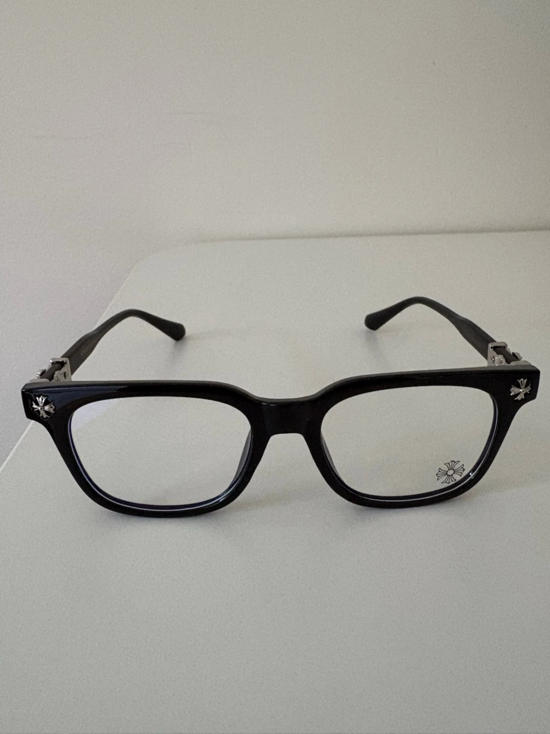 Svarta chrome hearts glasögon med silver detaljer 