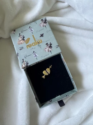 Ioaku ring💘 - Super fin ring från Ioaku!💘 Säljs inte längre men nypris var 499kr😚 Justerbar i formen. Lite repig på hjärtat och har tappat lite guldig färg på självaste ringen.🥰 Pris kan diskuteras! 