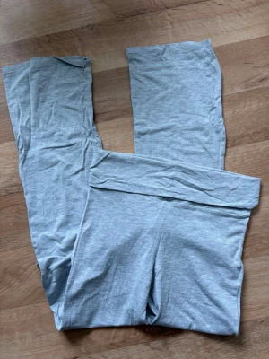 Ljusgrå mjuka leggings - Säljer ett par ljusgrå leggings i stretchigt och mjukt material. De har hög midja med bred linning och smal passform hela vägen ner. Perfekta för en chill och avslappnad stil. Inget synligt märke.