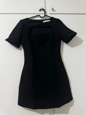 Klänning  - En svart kort klänning från Zara i stl S som aldrig är använd säljs för 200 kr. 