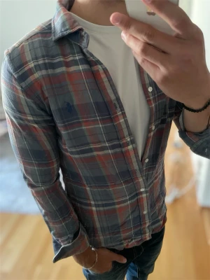 Rutig skjorta från Polo Ralph Lauren - Bra skick, storlek s men passar mer som xs! 