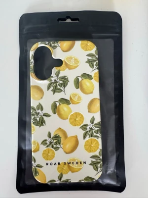 Somrigt mobilskal - Säljer ett somrigt mobilskal med citroner från Roar Sweden. Det är helt oanvänt och oöppnat då jag fick fel modell och kunde inte lämna tillbaks💛köpte sen detta i rätt modell och älskar det! Så somrigt och fint🥰nypris: 299kr💛 passar iPhone 16/17