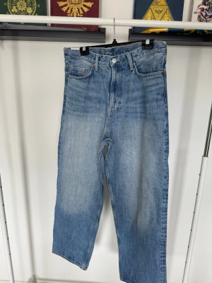 Blå raka jeans - Klassiska blå jeans från H&M med rak passform och hög midja. Tillverkade i 100% bomull.