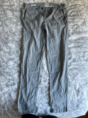 Jack & Jones ljusgröna linnebyxor – tapered - Stilrena ljusgröna byxor från Jack & Jones i en luftig och bekväm modell. Perfekta för vår, sommar och semester tack vare det lätta materialet och den avslappnade passformen. Enkla att matcha med t-shirt, skjorta eller stickat för en stilren look.