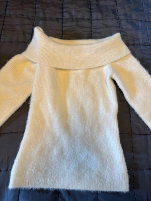 Fluffig tröja  - Säljer en fin vit fluffig tröja som är off shoulders, bra skick och knappt använd. Storlek S från Even och Odd 