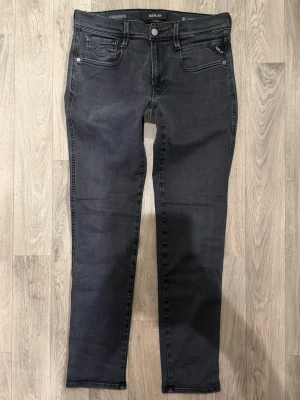 Replay Anbass Hyperflex Jeans Mörkgrå/Svart W31/L30 - Slim Fit - Replay Anbass Hyperflex mörkgrå/svarta jeans i stretchig Hyperflex denim med slim fit passform som sitter snyggt och bekvämt och funkar till allt, storlek W31/L30, midja 39,5 cm, ytterbenslängd 97,5 cm, benöppning 15 cm, modellen är 185cm & väger 65kg, i fint skick.