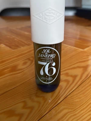 Sol de Janeiro Cheirosa 76 Parfymmist - Sol de Janeiro Cheirosa 76 är en parfymmist i en stilren blå plastflaska med vit spraykork. Flaskan har en modern design med tydlig logga och siffran 76 på framsidan. Perfekt för dig som gillar fräscha och tropiska dofter. Endast testad.