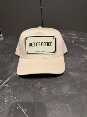John hater keps ( out of office)  - one size| helt ny me tags|  Nypris 799 kr | 