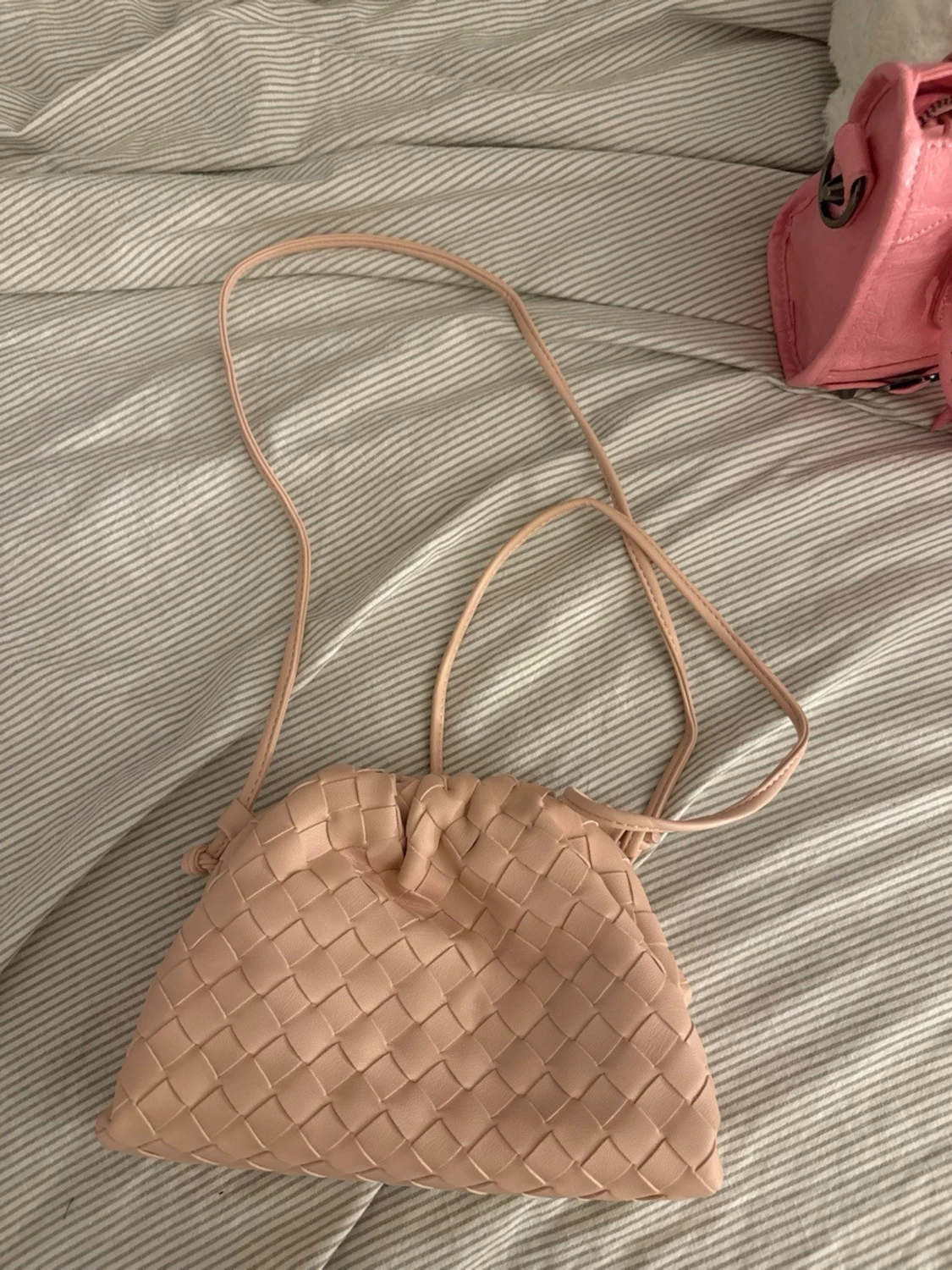 Ljusrosa flätad clutch