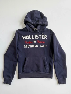 Hollister hoodie - M - Skön hoodie från Hollister - M | fint skick inga defekter | Om du undrar över något, tveka då inte på att hör av dig 🙌