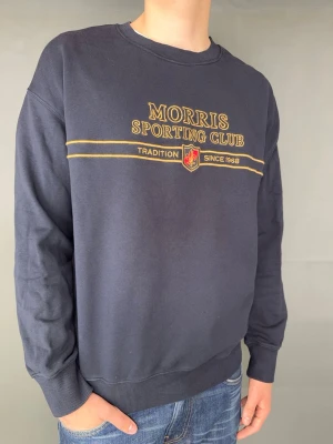 Morris sweatshirt - Morris sweatshirt Märke: Morris Storlek: L Passform: Färg: Svart Skick: bra Beskrivning: utan defekter. Modellen på bilden: 183 cm / 75 kg