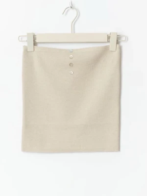 Beige tubtopp med knappar - Trendig beige tubtopp i ribbat material med fyra dekorativa knappar framtill. Toppen är axelbandslös och har en tight passform som ger en clean och stilren look. Perfekt att matcha med höga byxor eller kjol för en enkel men snygg outfit.