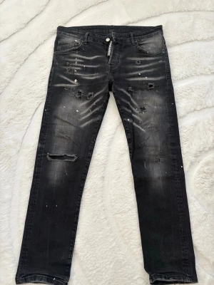Dsquared 2 jeans - Säljer ett par svarta Dsquared 2 jeans då min man har vuxit ur dem. De är storlek M men sitter även som S! Dem är som helt nya!