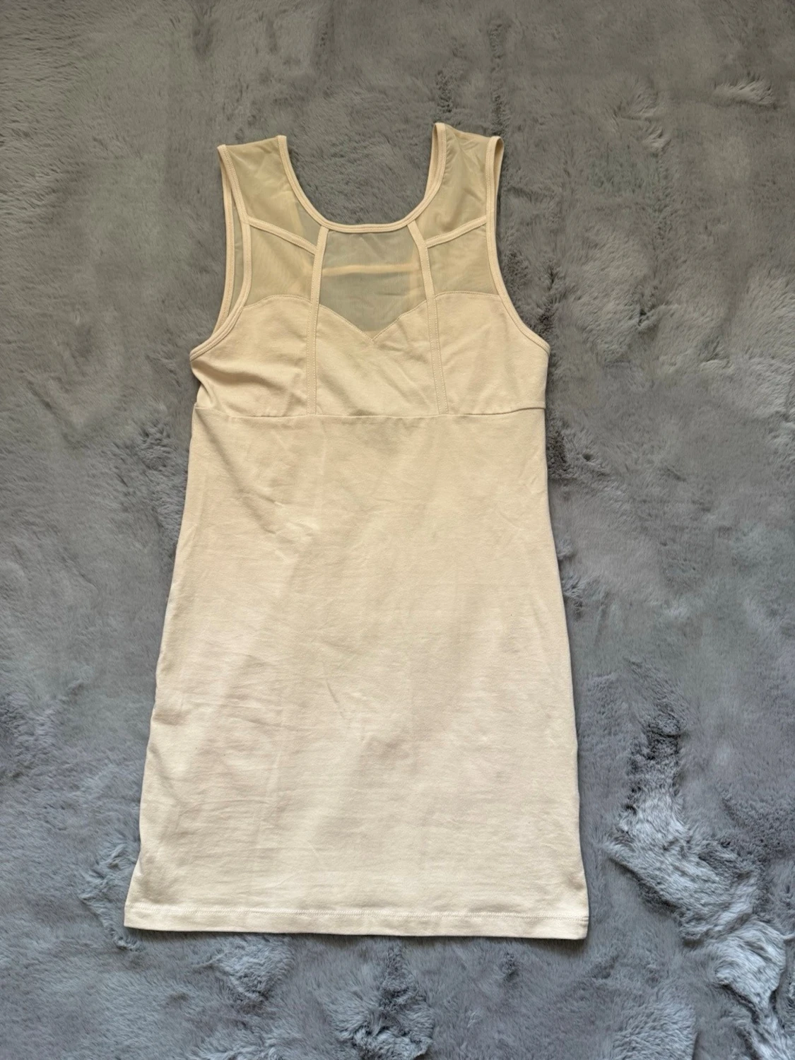 Beige ärmlös kortklänning med mesh