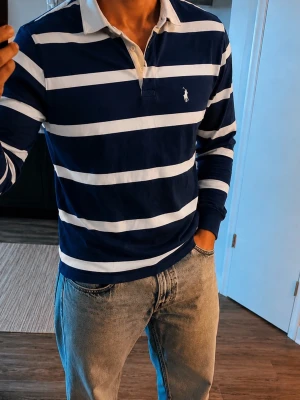 Polo Ralph Lauren Pikétröja  - Randig långärmad Pikétröja, perfekt till sommarn.
