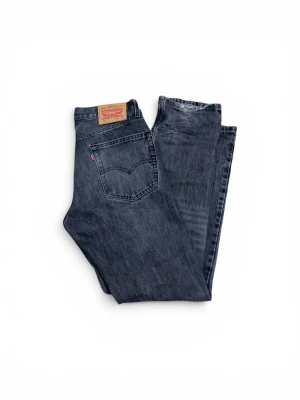 Levi's svarta raka jeans - ett par svarta Levi's jeans som har lite slitage vid både nedre kant skriv om ni har frågor!😊