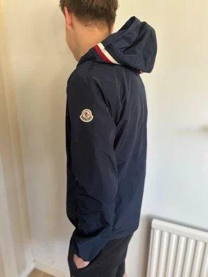 Moncler windbreaker - En väldigt fin  windbreaker ifrån Moncler. Storleken är 1 motsvarar S och finns att köpa för 1500kr diskuterbart är det. Defekt finns: fickorna skadade ena fungerar ej och andra lite sönder men funkar