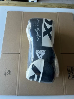 RDX F4 Boxningshandskar – Nya - .Säljer ett par nya RDX F4 boxningshandskar. Passar för boxning, kickboxning och annan kampsportsträning. Bekväma handskar med bra stöd runt handleden och ordentlig stoppning för både säckträning och sparring. Oanvända och fortfarande i förpackning. Kan skickas eller hämtas efter överenskommelse. Vid frågor är det bara att höra av sig.  