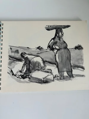 Bok med 50 konsttryck - Fifty Herman Drawings konstbok - ”Fifty Herman Drawings from the Roland Collection”. Bok med 50 teckningar av erkände polsk-brittiske konstnären Josef Herman från den bejublade Roland Collection. Boken publicerades och trycktes i England 1974 av Graphis Press Limited London N1. Praktisk spiralbunden rygg, 32x24cm. Perfekt att både bläddra i eller för att plocka ut och rama in som konsttryck. Fint skick!