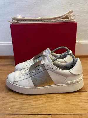 Valentino open sneakers  - Säljer nu dessa valentino skor | Fint skick | Storlek 37,5 | Kommer med äkthetsbevis | Hör gärna av er vid frågor eller funderingar 