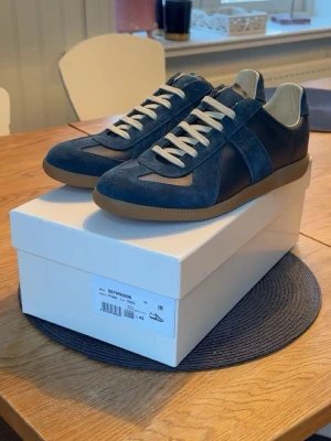 Maison margiela Gats - Färg: Mörkblå Storlek: 43 Skick: helt nya Jag har kvittot och har knappt använt dem, de har bara stått. Skriv till mig om du har några frågor🙂👍  Nytt pris: 6000kr Mitt pris: 3000kr Kan gå ner en liten bit vid smidig affär!