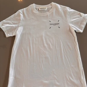 Vit Maison Margiela t-shirt - Fet t och unik maison margiela t shirt. Perfekt nu inför sommaren 