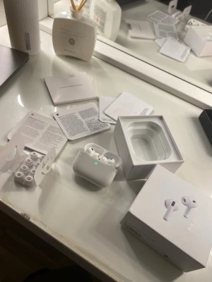 Apple AirPods Pro 3 liknande - Blev lurad av en kille att dem var äkta och vill inte ha dem längre. Funkar bra, brusredusering, ser exakt ut som äkta och fungerar i principt likadant. Obs storlek M på öronpropparna gick sönder när jag skulle byta storlek. Resterande storlekar finns (XXS,XS,S,L)                                                         Tacksam ifall något kan köpa dessa av mig snabbt och enkelt!                                               Har ni ytterligare frågor kan ni höra av er (pris går att diskuteras) :)