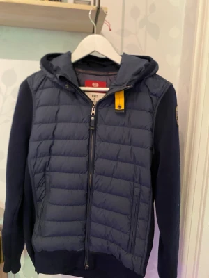 Blå Parajumper cardigan -  Den har inte några skador eller fläckar den är super skön nu på sommar kvällar och på dagen men blir lite för varmt om du har hoodie under så föredrar bara tshirt. Säljer föratt jag har köpt en moncler cardigan.