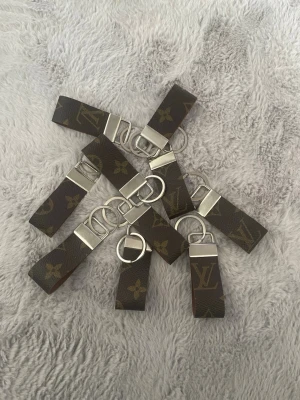 10st Louis Vuitton nyckelringar brun monogram, perfekt att sälja vidare. - Gjort de på äkta läder från en vintage väska. Har 10 st totalt. 1499kr för alla. Perfekt att sälja vidare styck och tjäna lite pengar.