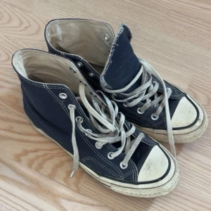 Navy Converse Chuck Taylor Highs - Klassiska svarta Converse Chuck Taylor All Star höga. Storlek 39💙